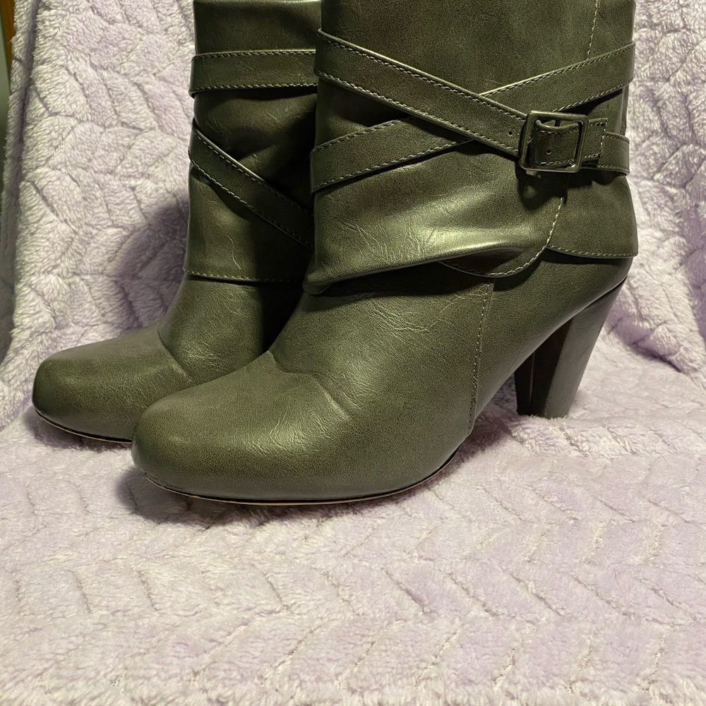 Stylish Women's Gray Boots